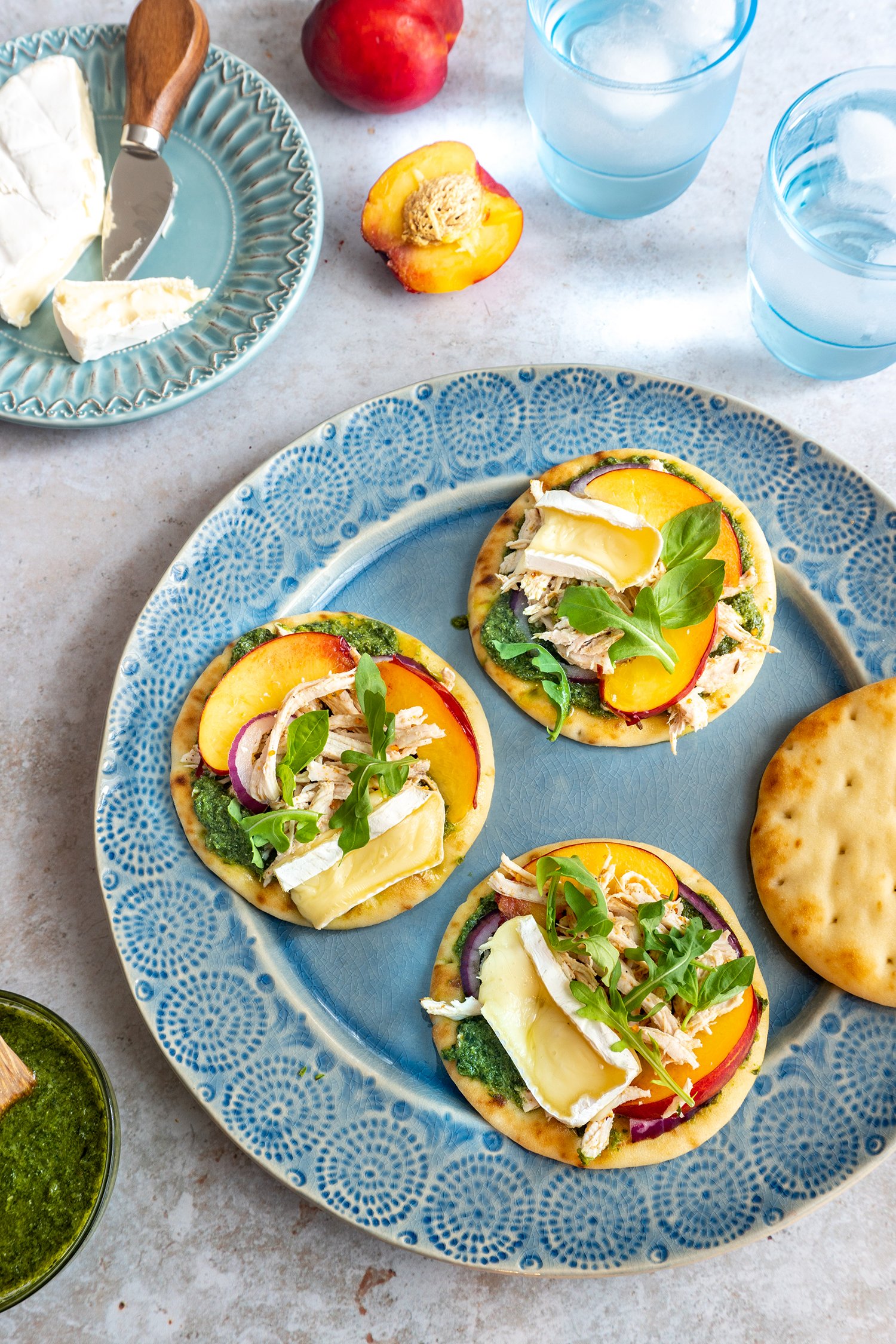 Recipe - Flatbreads with shredded chicken, pesto and L’Extra Brie