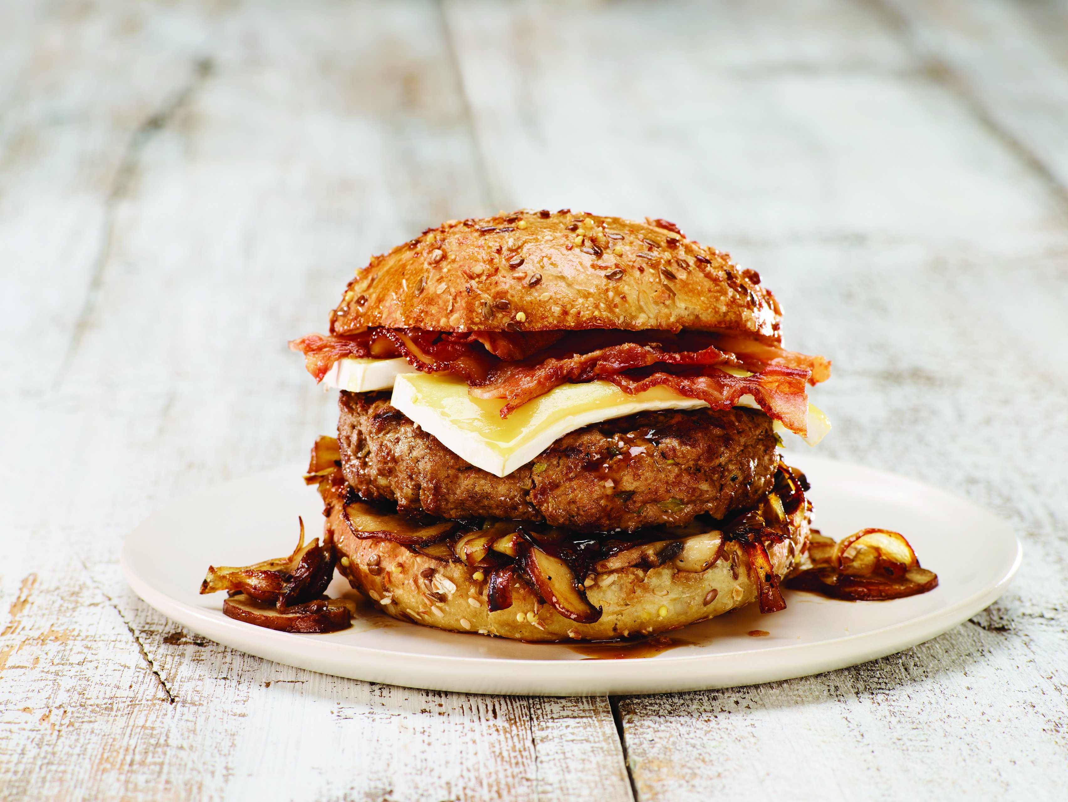 Recette - Burger de veau, champignons, bacon à l'érable et fromage Brie L'Extra Double Crème