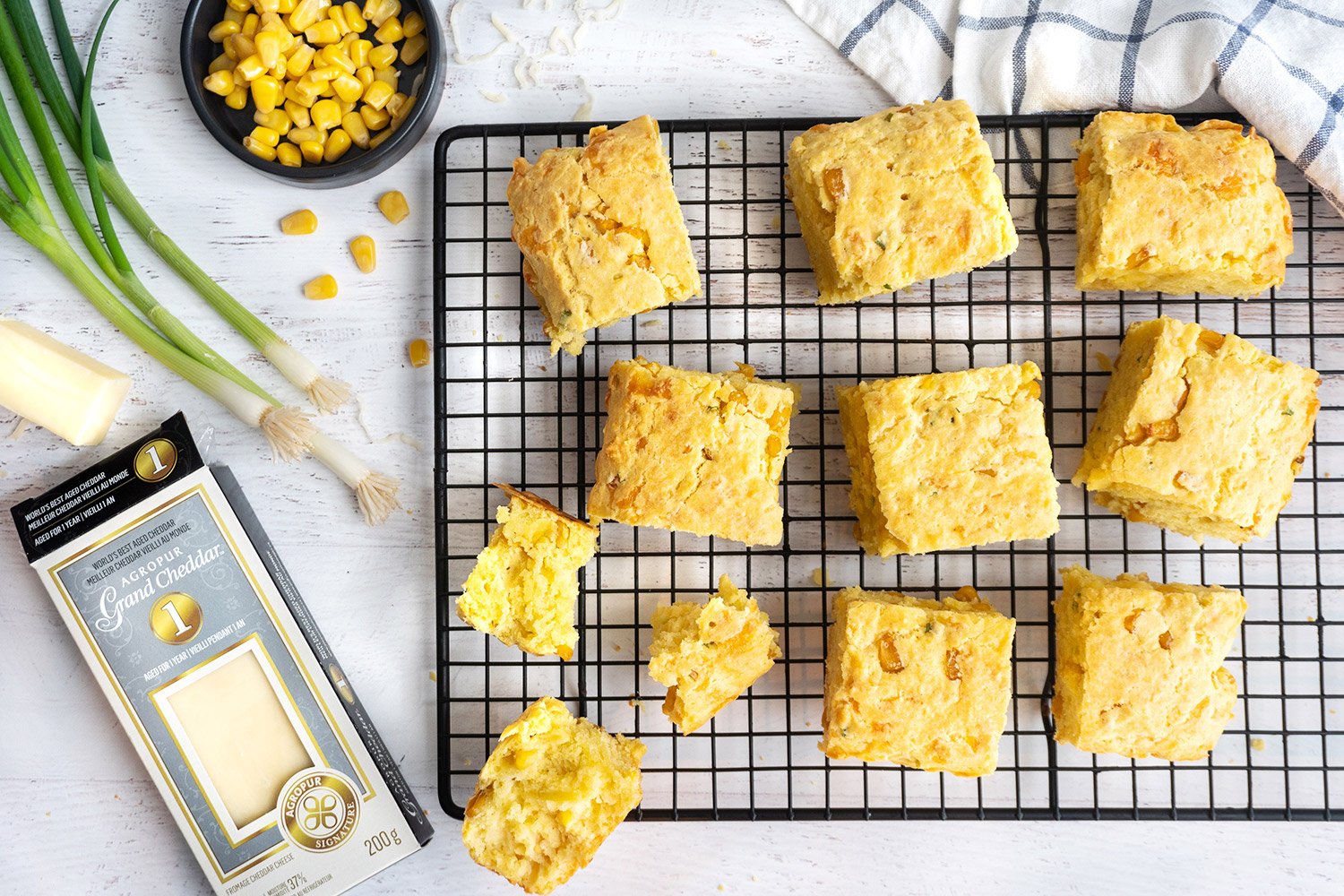 Recette - Cake au maïs, au Grand cheddar Agropur et oignons verts