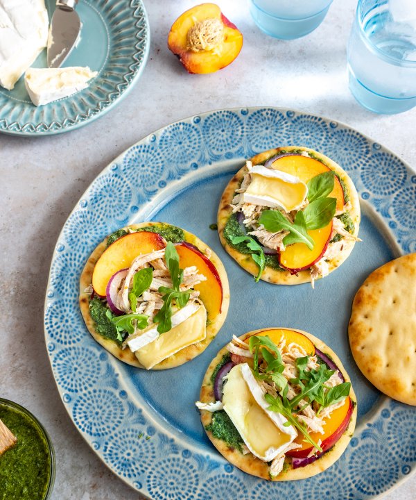 Recipe - Flatbreads with shredded chicken, pesto and L’Extra Brie