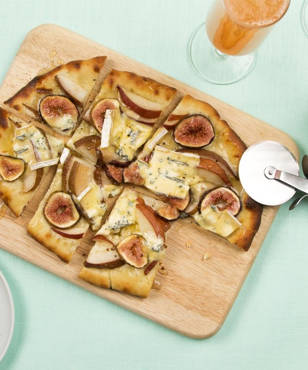 Recipe -  Flatbread with pears, figs and Cambozola cheese